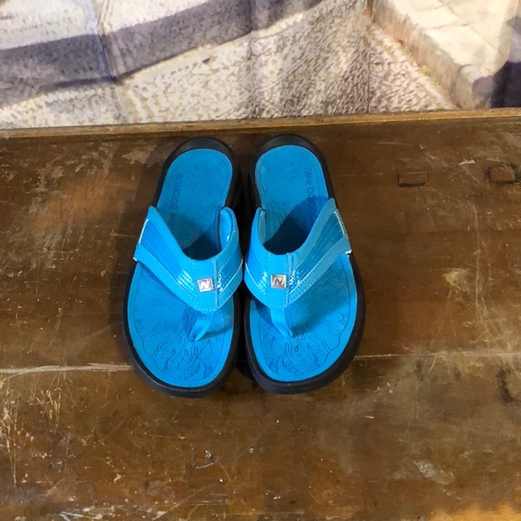 new balance revive flip flops